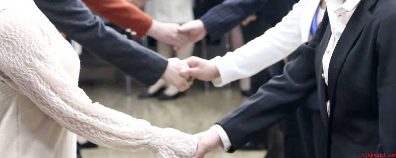 个人礼仪包含哪三个部分(个人礼仪包括仪容、神情、举止三个一部分)