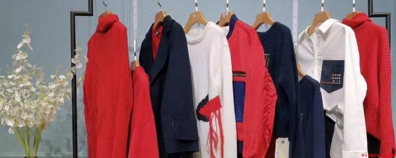 为什么衣服放在衣柜里会变黄(衣服存储时,不能用包装袋、粽色纸箱包装衣服)