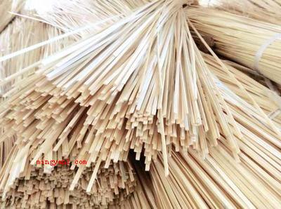 下水道如何疏通(小竹杆根处剪一下倒勾,利用倒钩轻轻松钩出下水管道的落发)