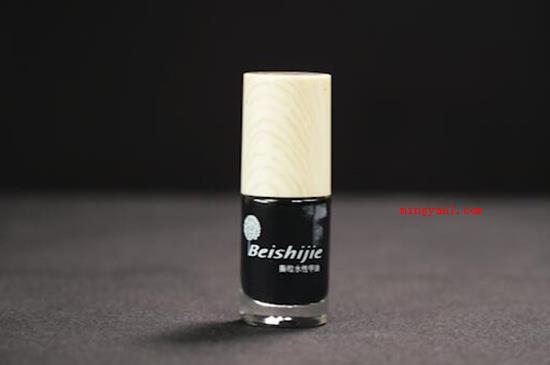 指甲油干了怎么办（指甲油做了可以用清水开展稀释液,添加少许的清水用刷子转动几回）
