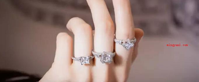 女生戴戒指的含义是什么？（女生戒指戴在不一样的地方时,其他代表的含意全是势力和自信心）