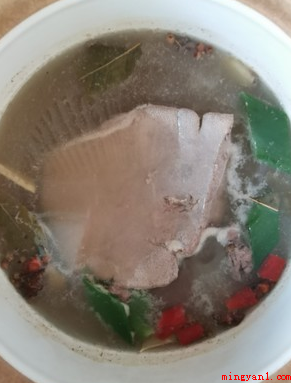 盐水猪肝怎么煮好吃又嫩(香叶干辣椒八角花椒的做法)