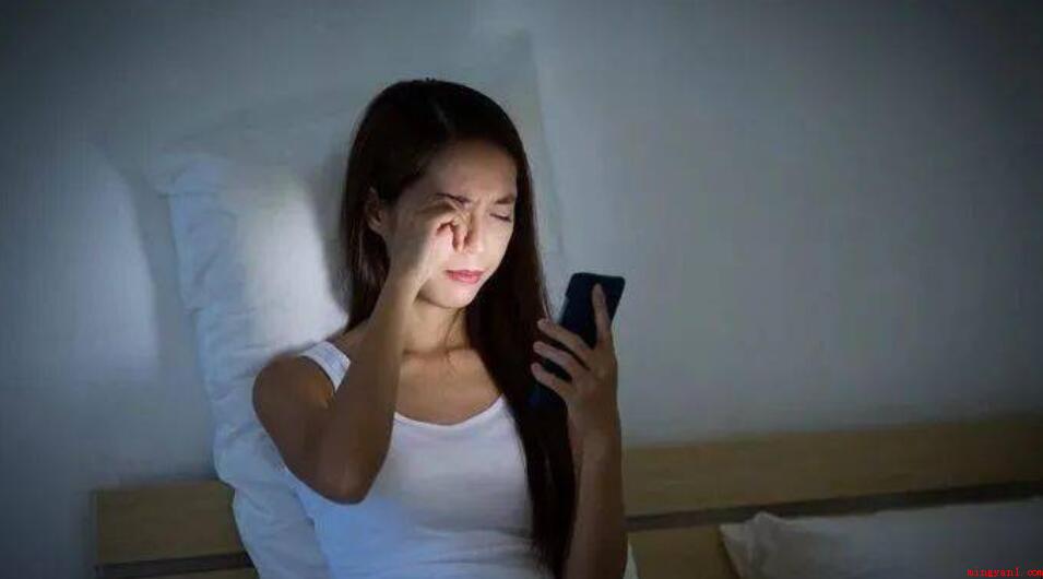 长时间玩手机对眼睛有哪些伤害