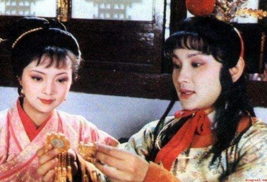《红楼梦》中薛宝钗和贾宝玉是什么关系