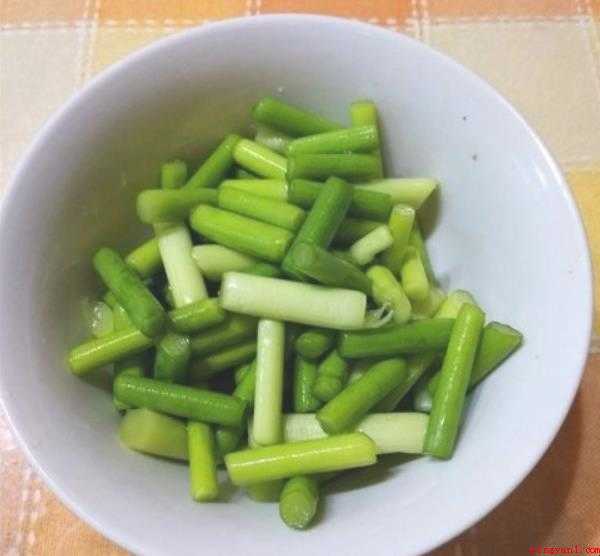 腌蒜苔的最简单做法是什么