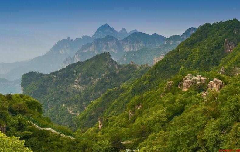 描写山的四字词语有哪些