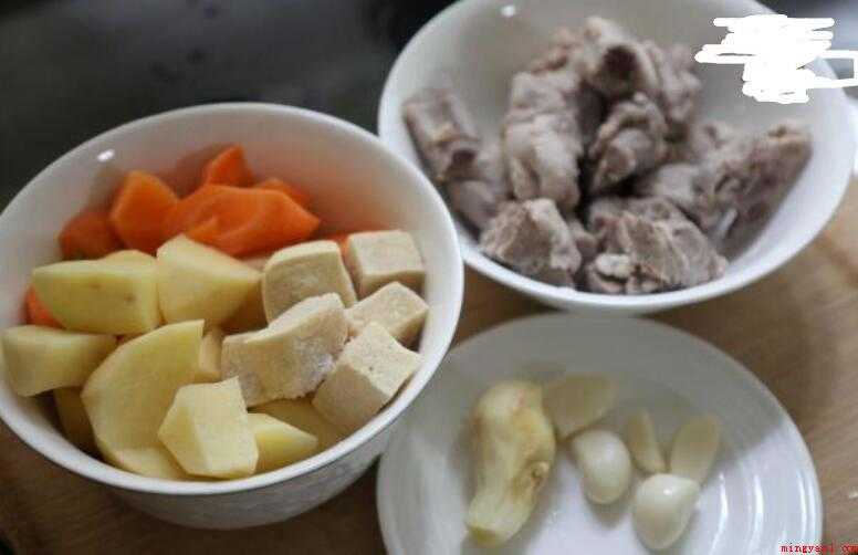 土豆烧排骨怎么做