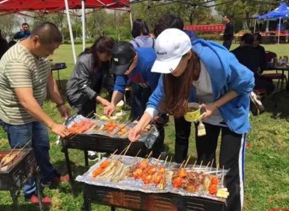 自助烧烤时怎么判断肉有没有熟
