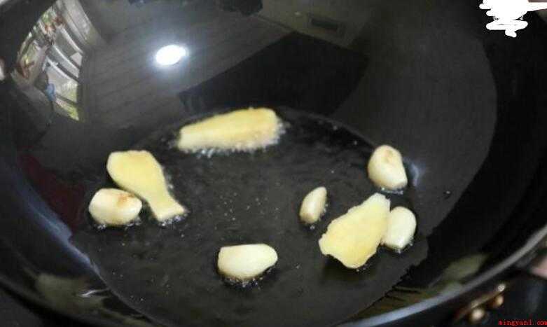 土豆烧排骨怎么做