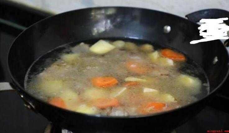 土豆烧排骨怎么做