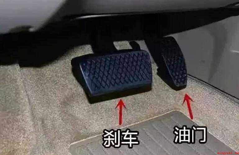 油门刹车在哪边