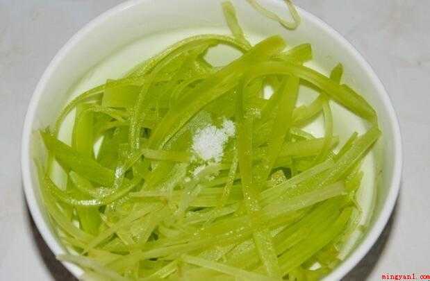 凉拌青椒皮蛋的流程是什么