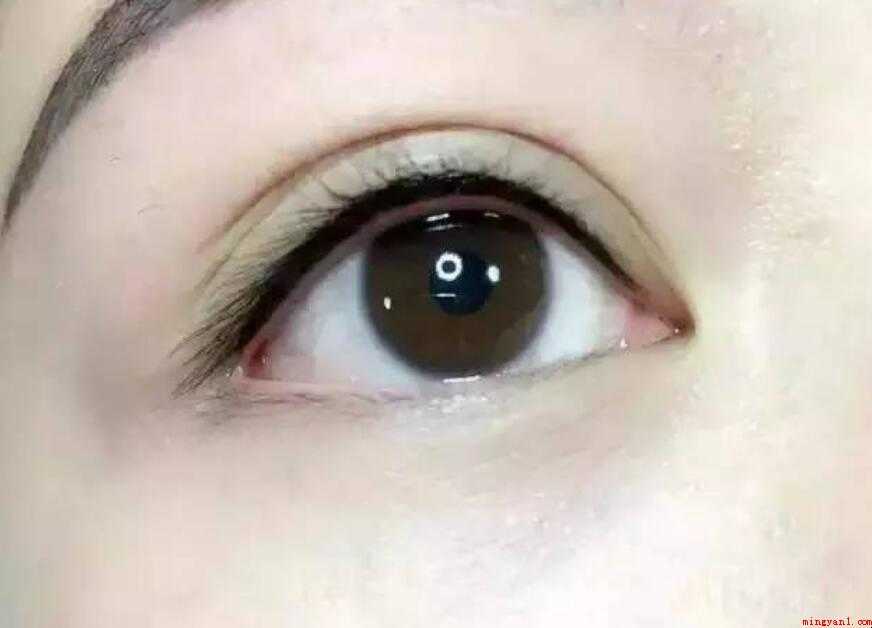 哪些的眼睛填空词语