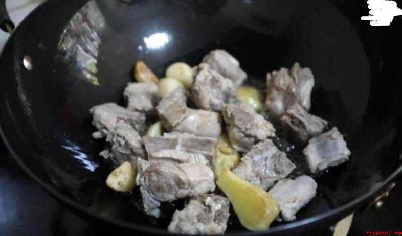 土豆烧排骨怎么做