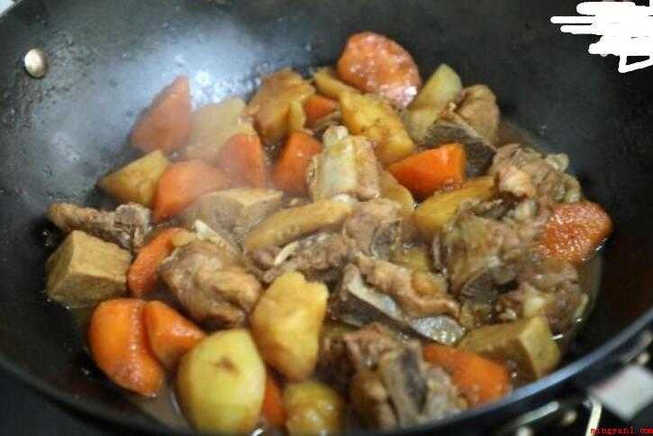 土豆烧排骨怎么做