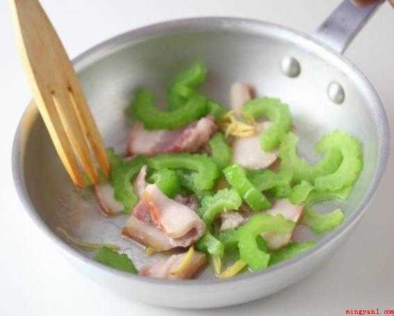 苦瓜炒肉的做法是什么