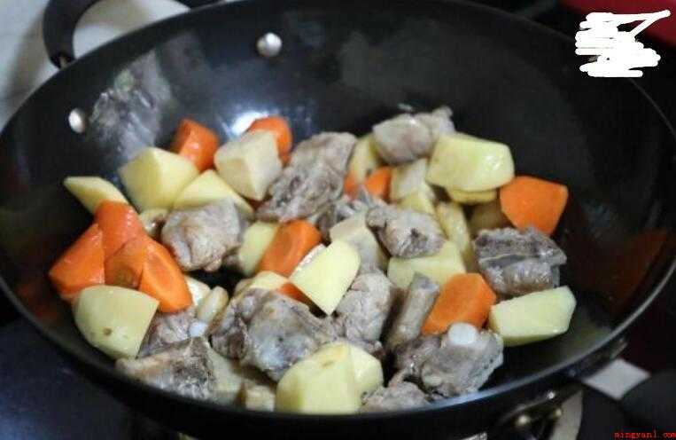 土豆烧排骨怎么做