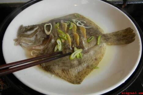 清蒸多宝鱼的做法(多宝鱼、油、盐、米酒、海鲜酱油、小葱、姜、木薯淀粉、红萝卜)