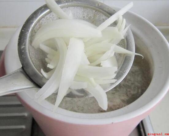 家常炖羊腿怎么做好吃又简单(羊腿、胡萝卜、盐、姜、圆葱)