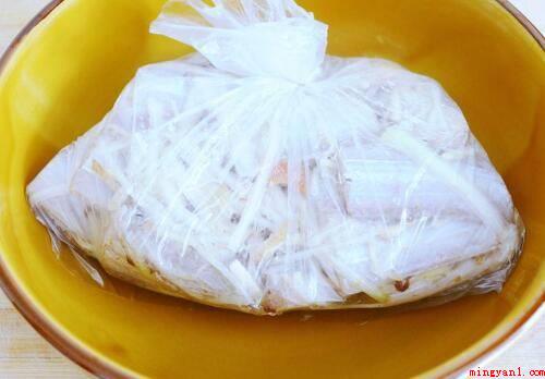 带鱼干怎么做好吃又简单(海鱼用小水泡发,除掉背鳍及其内脏器官,清理整洁后,干水分预留)