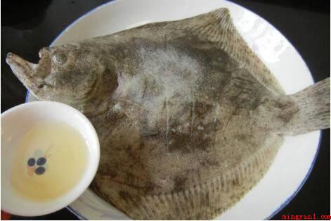 清蒸多宝鱼的做法(多宝鱼、油、盐、米酒、海鲜酱油、小葱、姜、木薯淀粉、红萝卜)