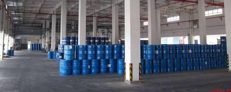 储存使用危化品应设置哪些安全设施(存储应用危化品应设定洗眼器、淋浴器、可燃气体报警器、火灾报警)