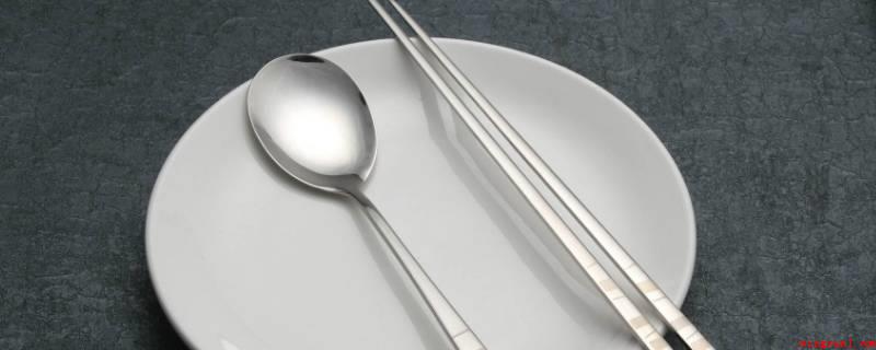 户外运动的餐具选择有哪些(户外活动的厨具挑选有塑料碗、纸杯、筷子、勺子、菜盘、塑料吸管)
