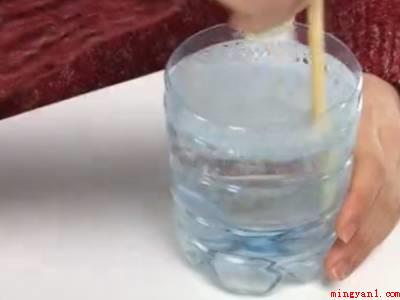 刮玻璃怎么才能刮干净(玻璃是非晶功能材料原材料)