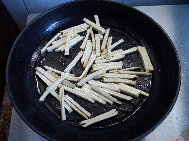 豆干条怎么炒（豆干切条,肉末切小粒,加入酱油,生粉拌匀腌制,大蒜和青椒切小）