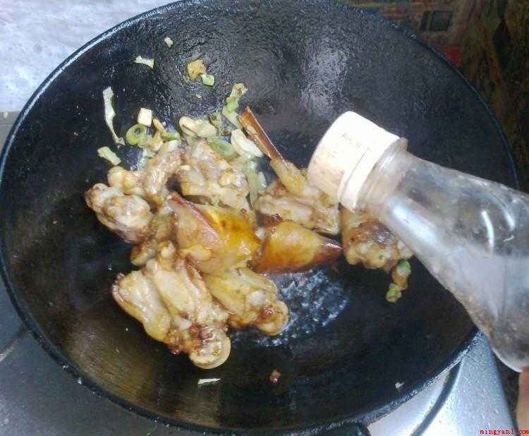 怎么炖猪蹄(大豆用水浸泡,直到体积变大)