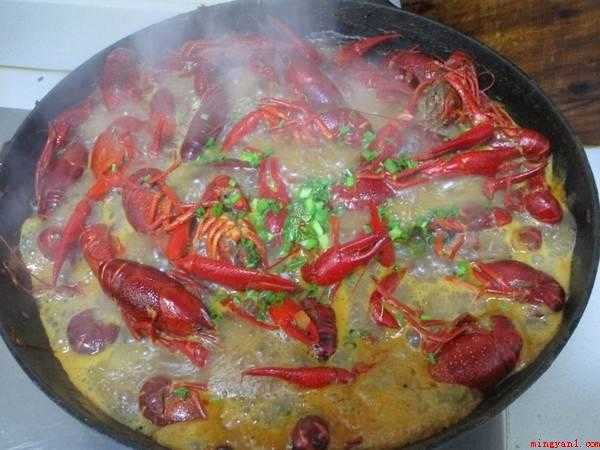 小龙虾的做法（香辣小龙虾的做法,口感辣鲜香,颜色红亮,材质软嫩,味道麻辣）