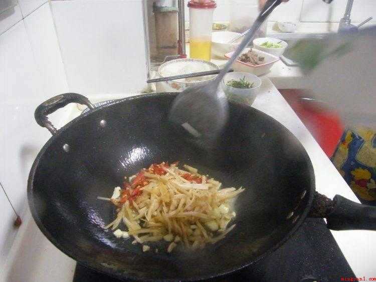 猪小肠怎么炒(猪大肠爆炒最为口味,湘菜一般喜欢爆炒做法,趁热食用非常美味_)