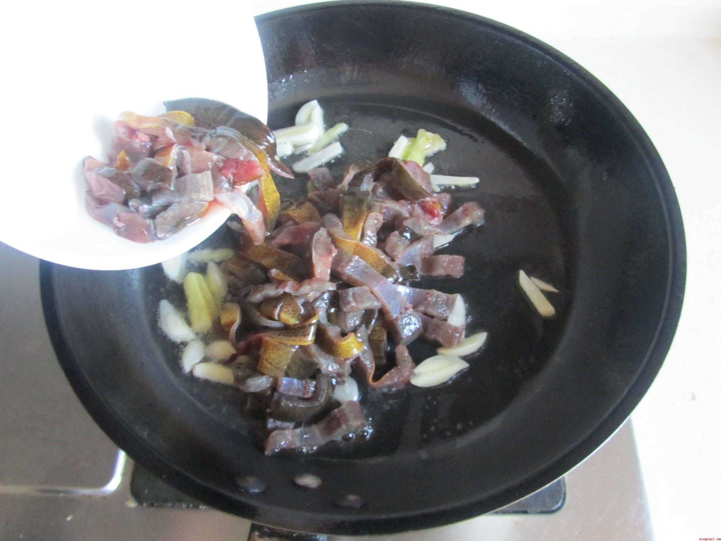 鳝鱼怎么做(食材准备:鳗鱼、洋葱、热锅凉油)