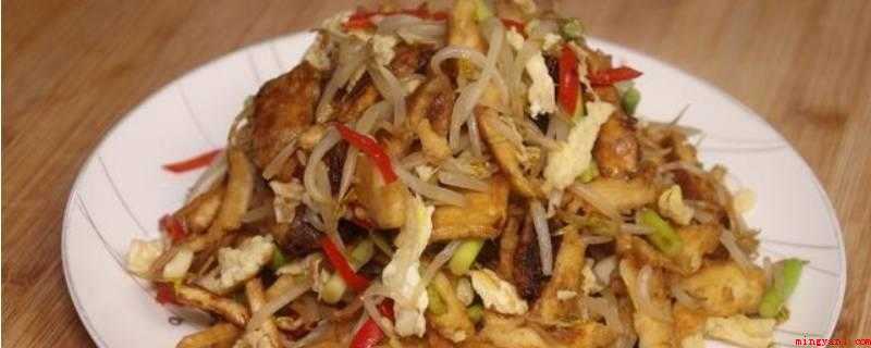 烧饼怎么炒(油酥烧饼,生鸡蛋,豆芽,蒜苔,小辣椒,生抽酱油)