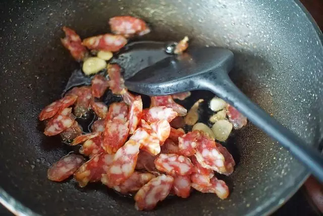 广式腊肠怎么炒(炒广式腊肠的方法)