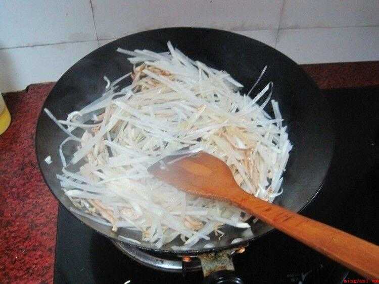 小银鱼怎么做好吃（小银鱼洗净后沥干备用。）