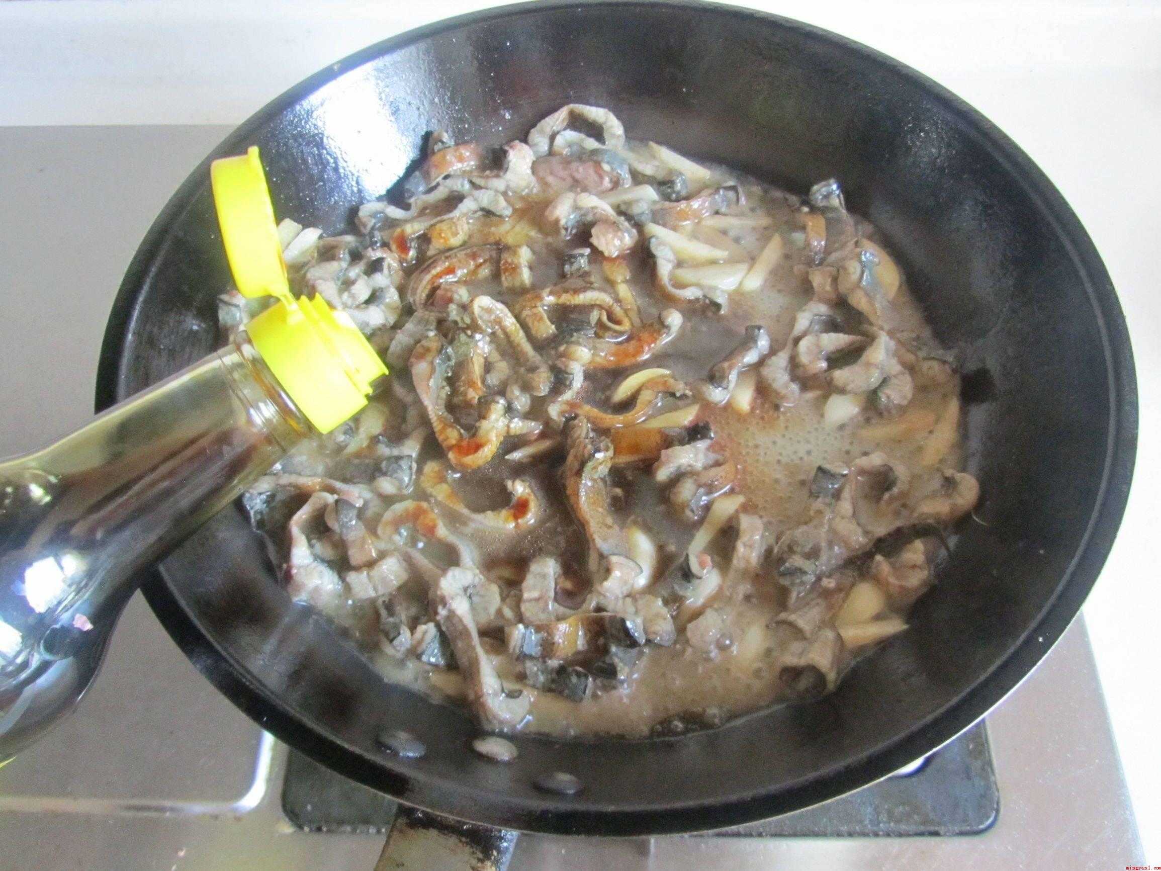 鳝鱼怎么做(食材准备:鳗鱼、洋葱、热锅凉油)