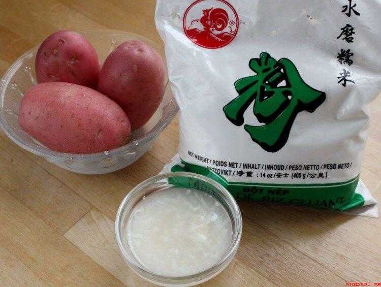 米饼怎么做(马铃薯、糯米粉和米酒备好)