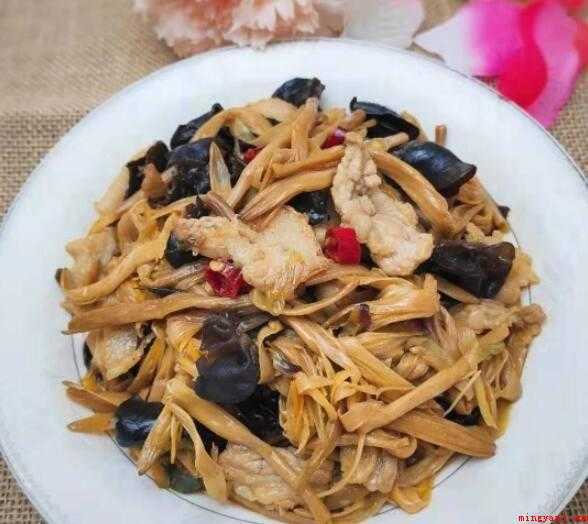 干黄花怎么炒(黑木耳提早用小水泡发掰成小朵,干黄花菜提早2钟头泡开备用)