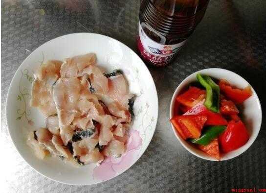 炒鱼片怎么炒(青红椒去籽,清理整洁,切割成一小块)