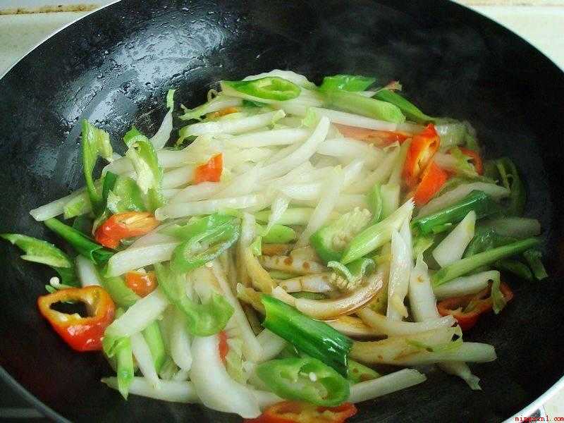 炒大白菜怎么做好吃(卷心菜杆、猪肉、蒜苗、五香粉、芝麻油(可选)、鸡精、淀粉。)