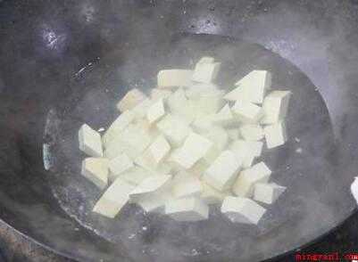 最简单的豆腐汤怎么做(大白菜豆腐汤的做法步骤)