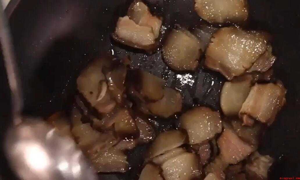 腊肉怎么炒好吃（腊肉切成三毫米的薄片。）