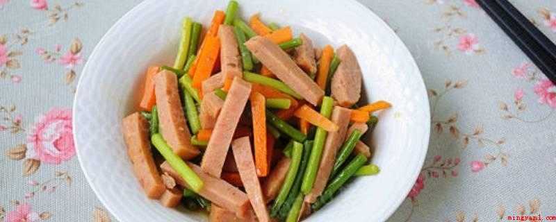 午餐肉怎么做好吃(午餐肉切丝,胡萝卜切粗丝,蒜薹切断备用)