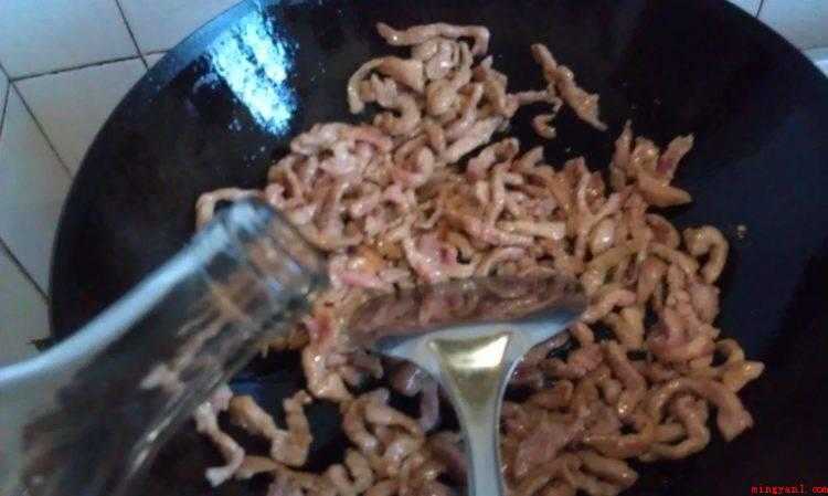 姜芽怎么炒的好吃(瘦肉切丝,酸姜芽,蒜片,泡椒30克,油糖,味道鲜美,蚝油和生)