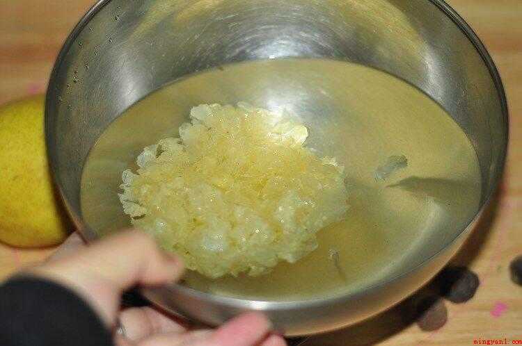 小吊梨汤的做法(雪花梨蒸烤箱的做法步骤)