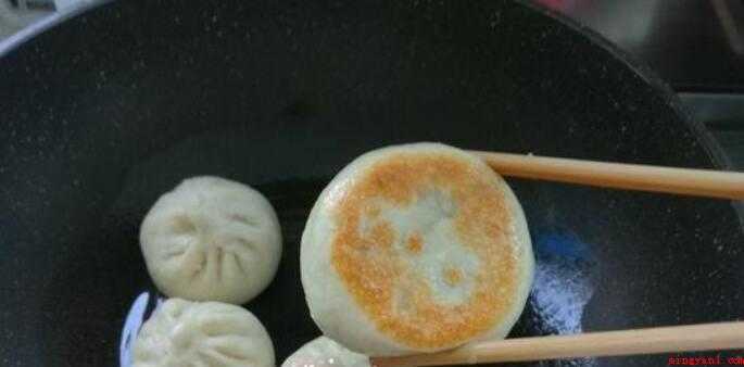 剩包子怎么做好吃法(剩包子4个,生鸡蛋2个,小香葱2根,黑芝麻粉)
