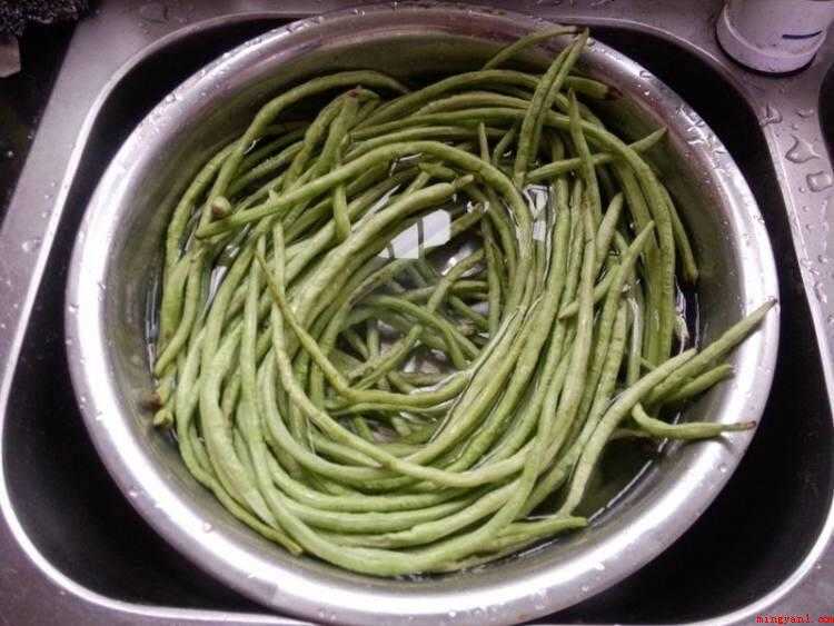 怎样腌制豆角(豇豆的食材准备,豇豆用清水漂净。)