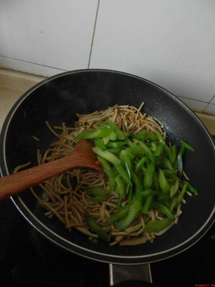 豆腐丝怎么炒好吃又简单（豆腐丝的做法_健康频道）
