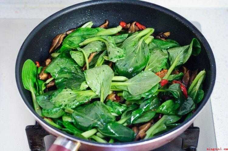 香菇油菜怎么做（小油菜割开洗净,浸盆预留。）